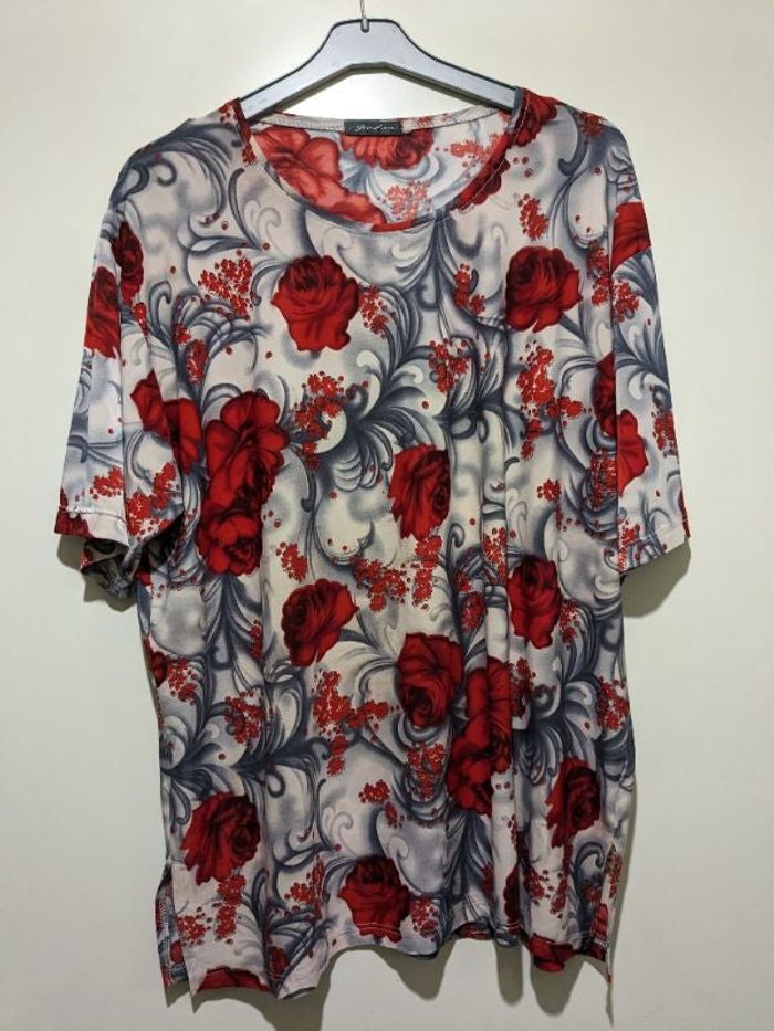 Tee shirt imprimé fleuri. Taille 46/48