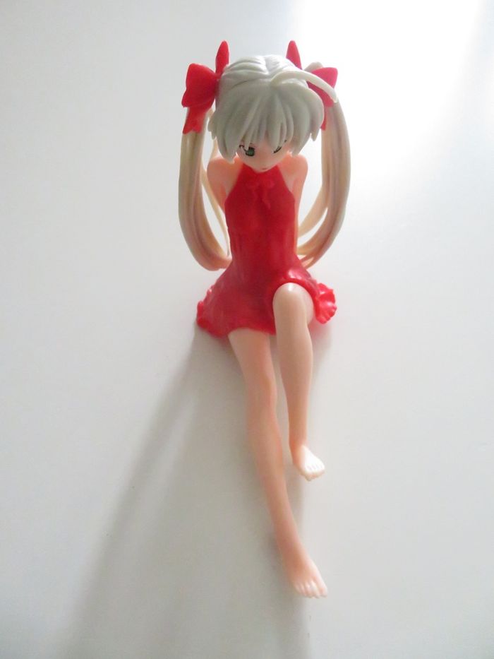 Figurine manga fille rouge assise - photo numéro 3