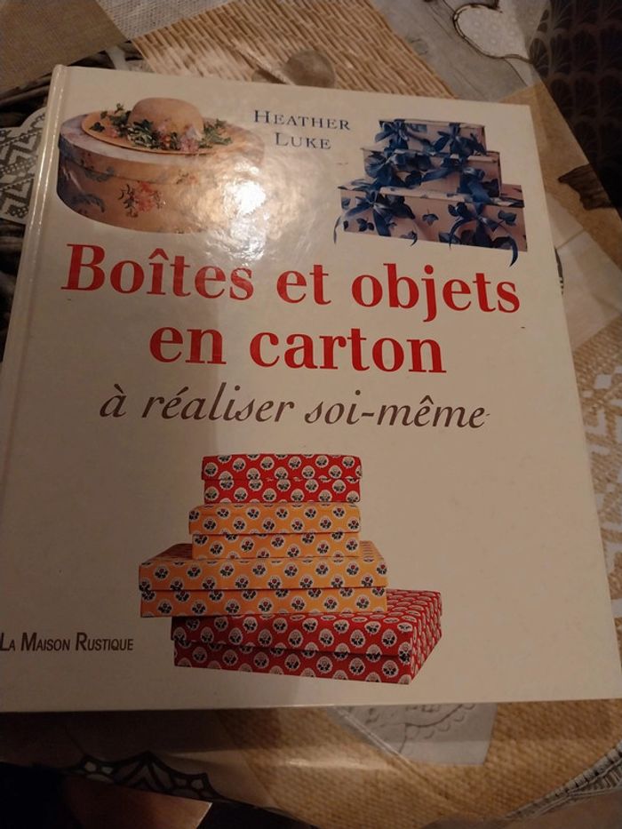 Boîtes et objets en carton