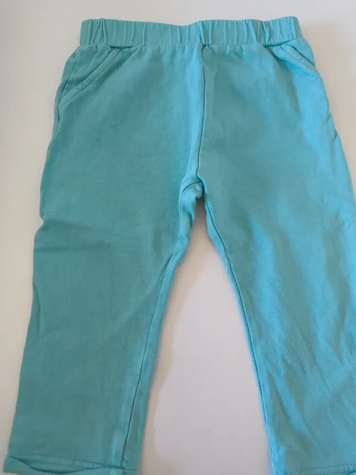 Pantalon bleu clair. Mots d'enfants. 24 mois