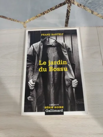Livre série noire Gallimard le jardin du bossu Franz Bartelt