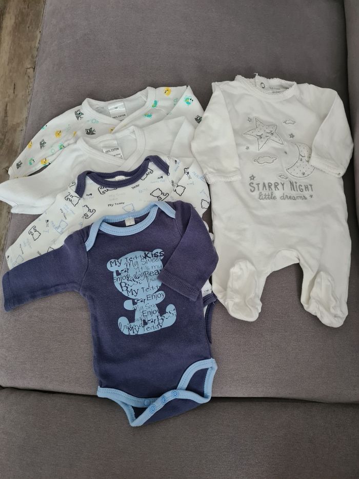 Lot bodies et un pyjama