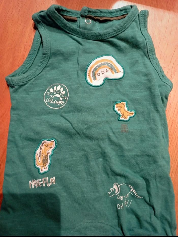 Combishort taille 3 mois en très bon état - photo numéro 2