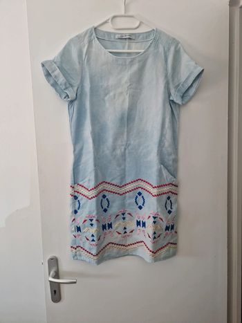 Robe courte fzmme été bleu ciel broderies motifs TBE taille 36-38 ema blue's