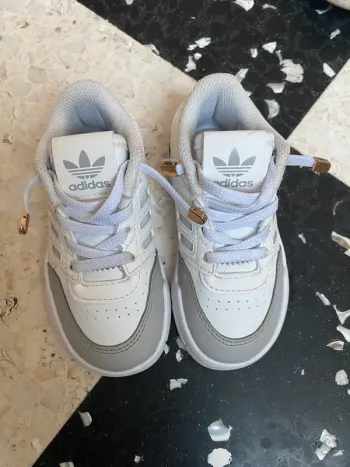 Baskets Adidas Drop Step bébé – Blanc & gris – Pointure 23