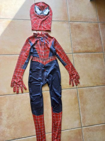 Un déguisement de spiderman taille 4-5 ans 