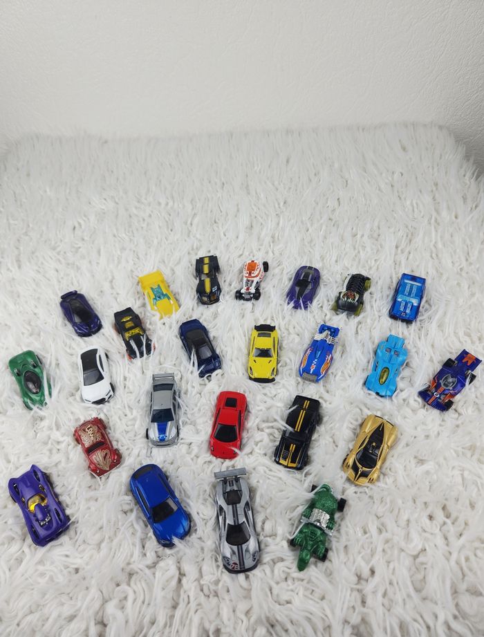 Lot de 24 petites voitures marque Hot Wheels 🎅