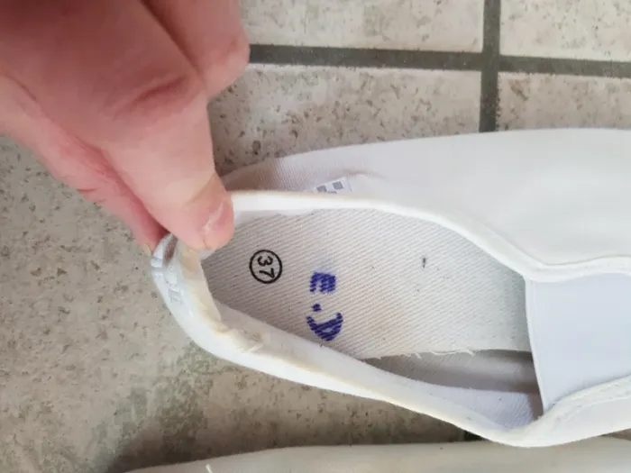 Chaussons blancs, pointure 37 - photo numéro 2