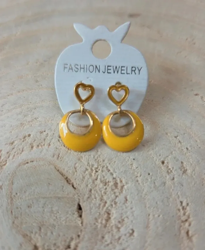 Boucles d’oreilles dorées avec pendentif jaune – chic & élégantes