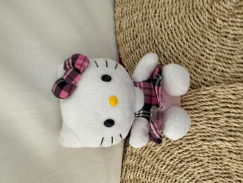 Peluche Hello Kitty TY Sanrio robe à carreaux rose