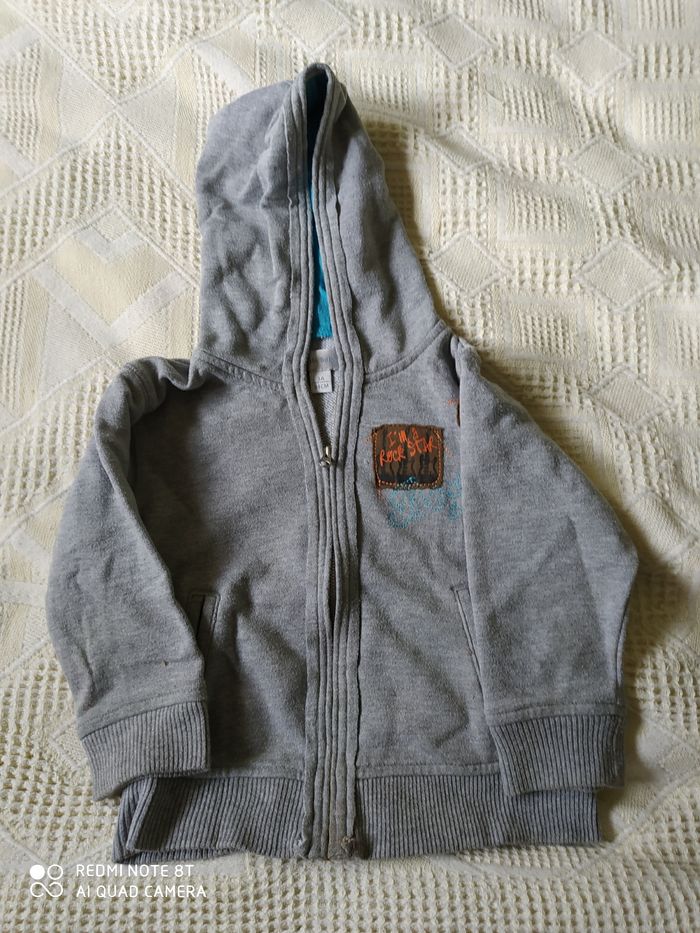 Sweat à capuche et fermeture éclair