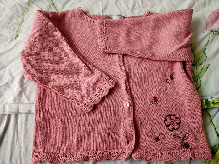 Gilet 23 mois vieux rose avec fleurs brodées