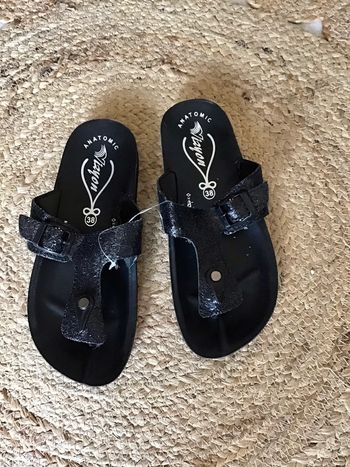 Jolie paire de sandales de coloris noir pailletée en taille 38 semelle anatomique