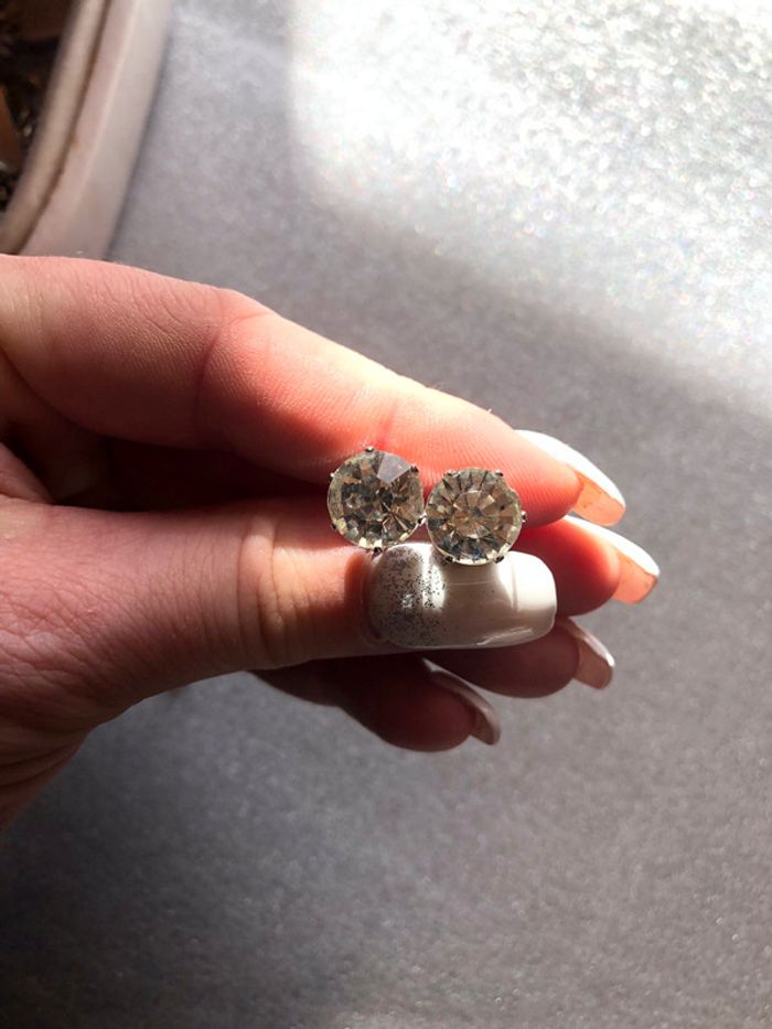 Boucle d’oreille clou strass