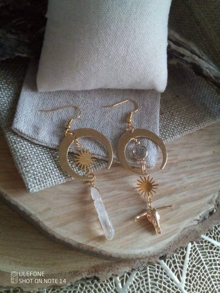 Boucles d'oreilles bohèmes asymétriques cristal de quartz et tête de vache - photo numéro 3