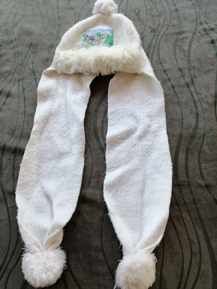 Bonnet avec écharpe blanche