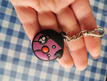 Porte-clés Babybel violet en caoutchouc