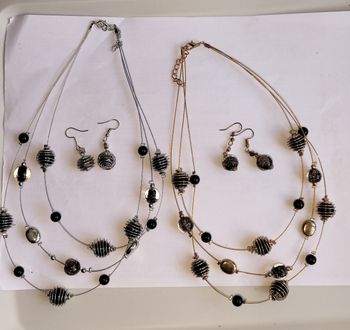 Ensemble colliers et boucles d'oreilles