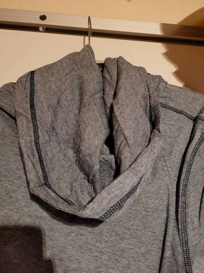 Pull avec capuche - photo numéro 2