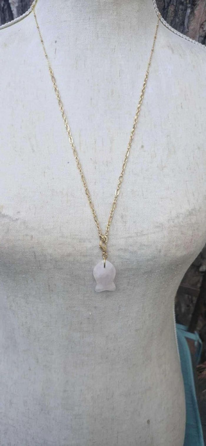 Sautoir chaîne travaillée acier inoxydable or gros poisson en jade rose en pendentif
