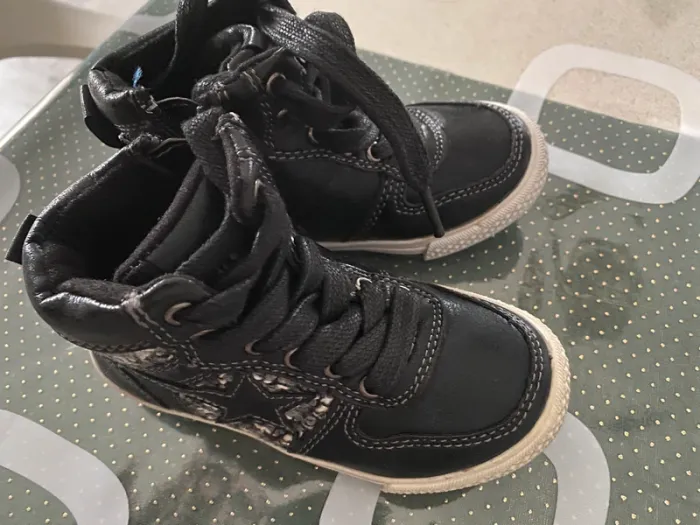 Chaussures fille taille 24 neuves !