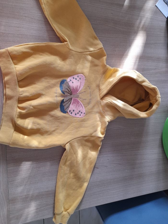 Sweat à capuche jaune 5/ 6 ans - photo numéro 3