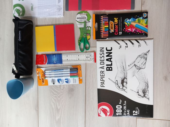 Lot de fournitures scolaires neuves enfants (velleda, ciseaux, règle, cahier ...) - photo numéro 2