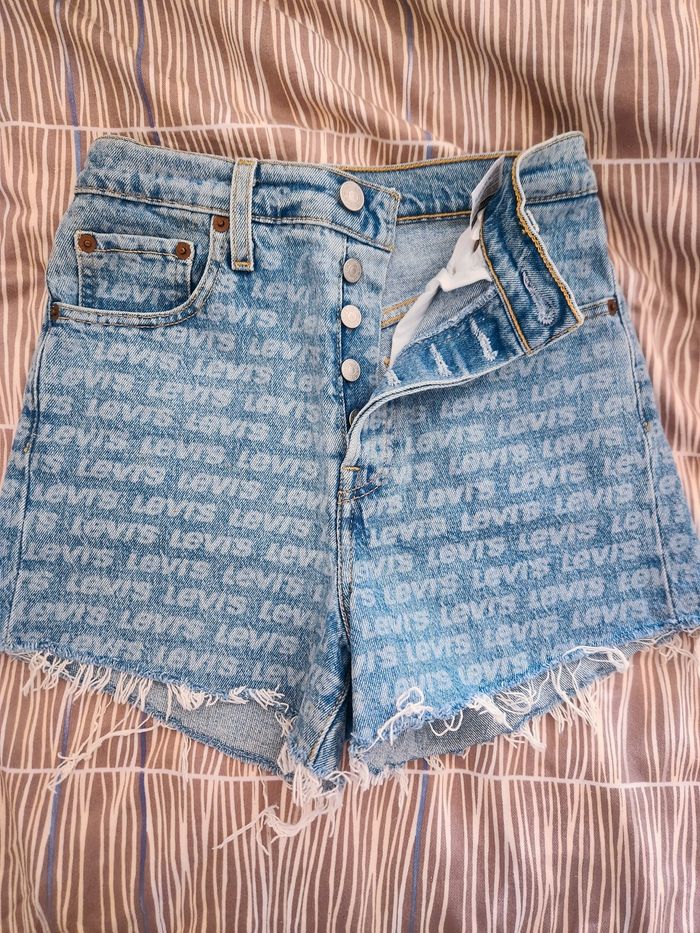 Short Levis comme neuf