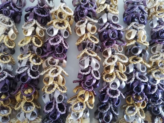 Lot de 10 pompons long violet crème et doré pour loisirs créatifs - photo numéro 2