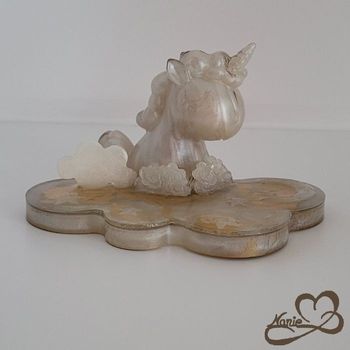 Licorne beige doré sur son nuage avec des nuages et une lune🌙☁️