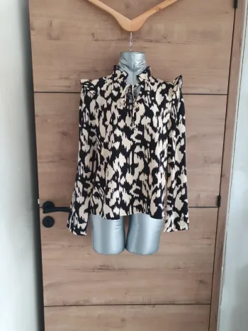 Blouse avec cordon volant épaule