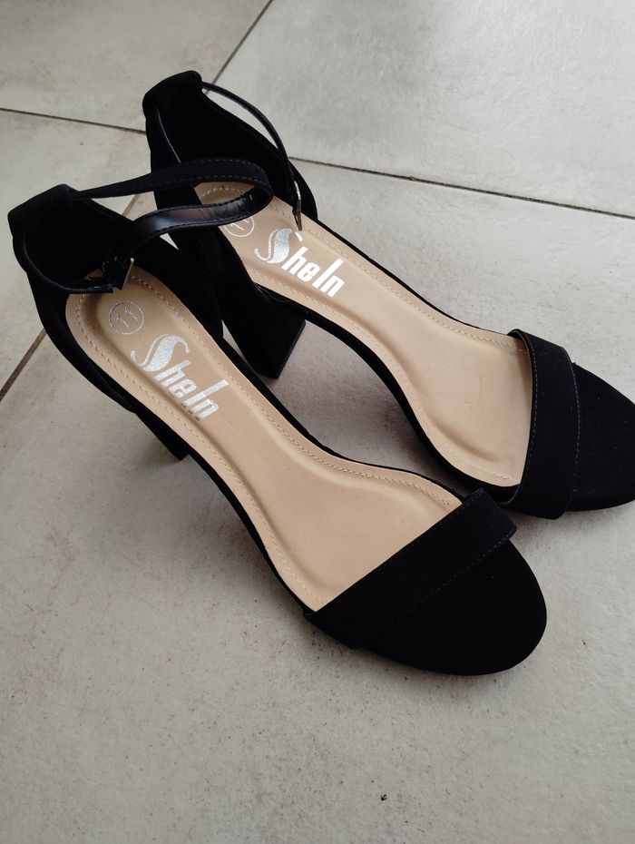 Nu pieds a talons