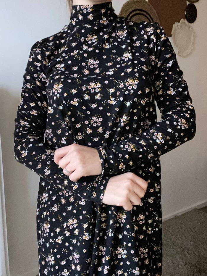 Magnifique petite robe noir fleuri taille s fb sister - photo numéro 3