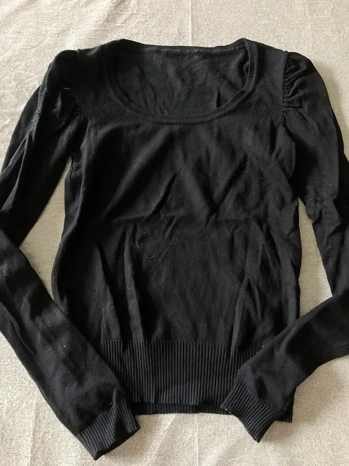 Pull léger noir à col en U avec épaulettes – Taille S