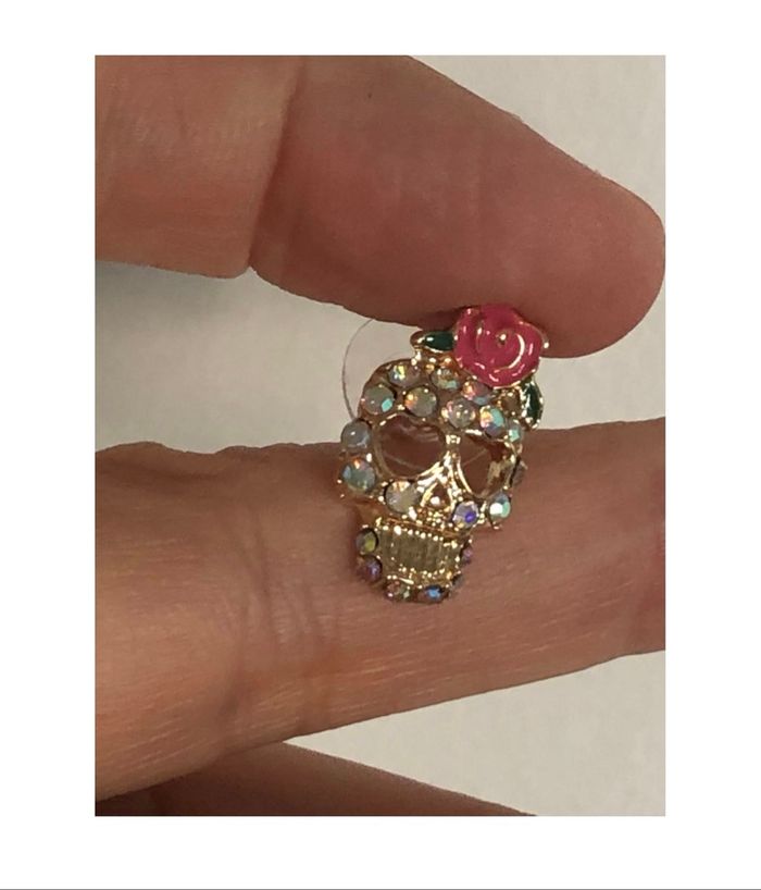 Boucle d’oreille, tête de mort avec strass.  CHIC - photo numéro 3
