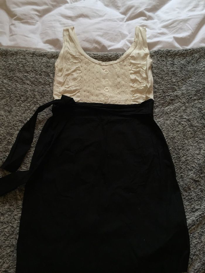 Robe noire et blanche - photo numéro 3