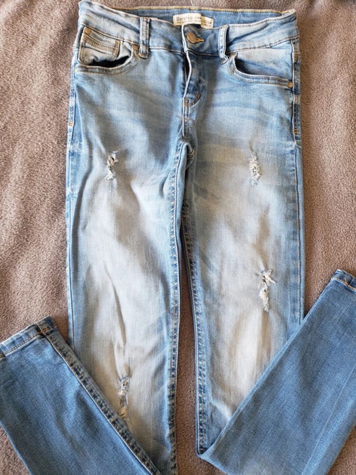 Jean troué, taille 34, bershka, très bon état - photo numéro 2