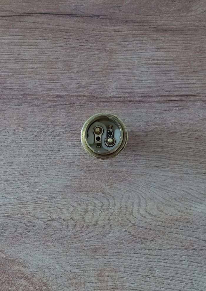 Douille B22 ancienne en laiton , céramique et bague lustre. - photo numéro 4