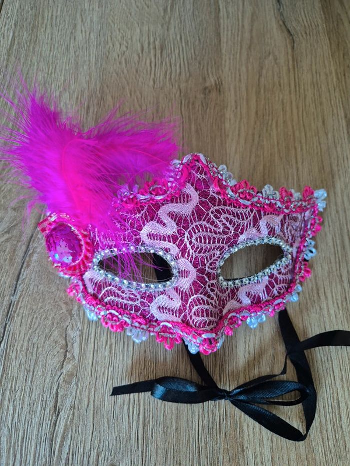 Masque de carnaval avec plumes et strass rose - photo numéro 5
