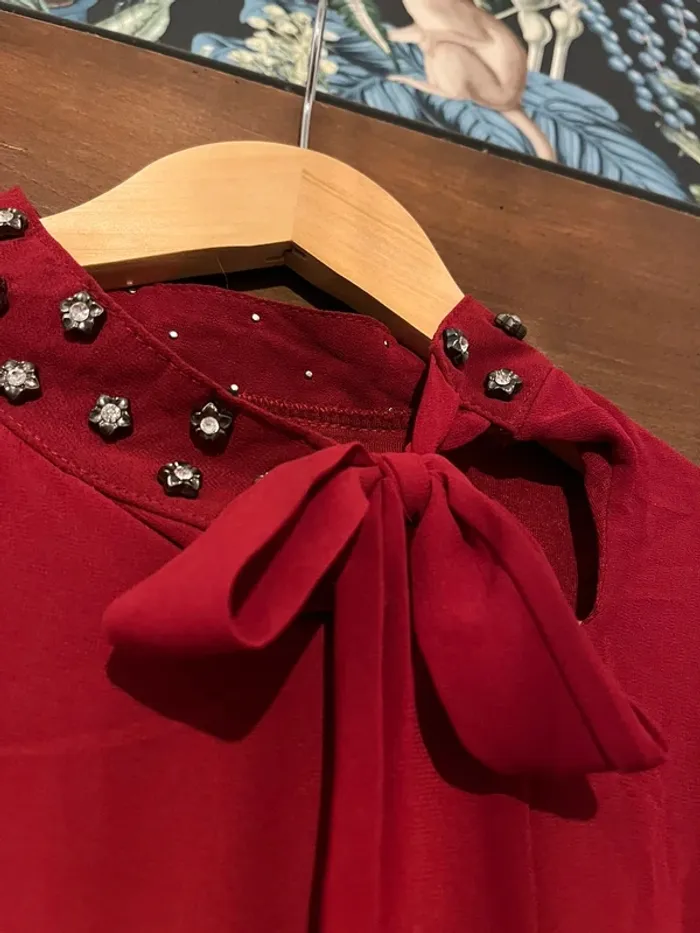 Chic & Élégance – Chemisier Bordeaux à Col Montant et Détails Strass - photo numéro 4