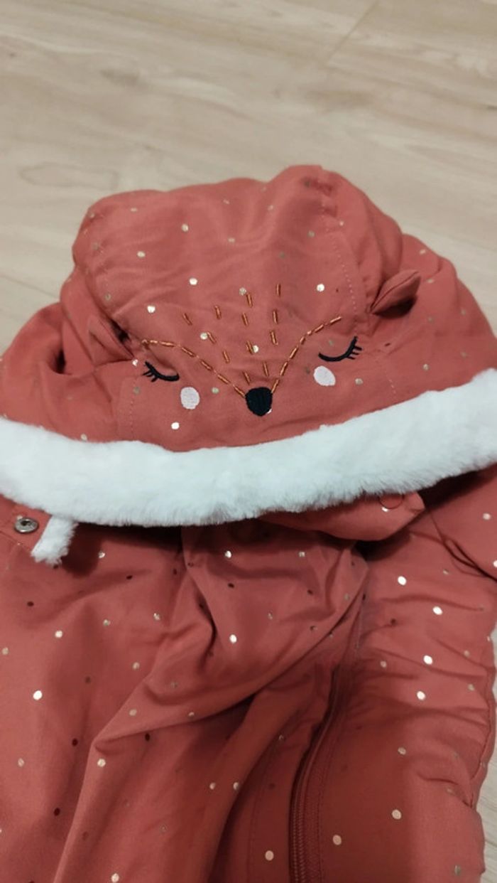 Combinaison bébé fille 6 mois. chaude et très pratique .gants intégrés. Neuve sans étiquette - photo numéro 2