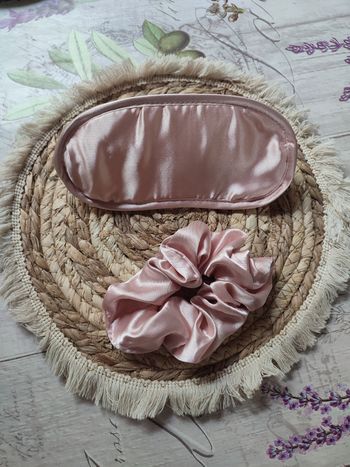 Masque de nuit et chouchou rose assorti