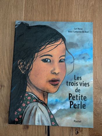 Livre les trois vies de petite perle