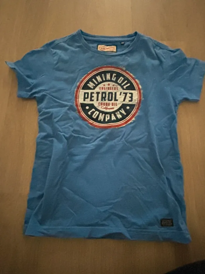 TEE shirt pétrole industries 8 ans