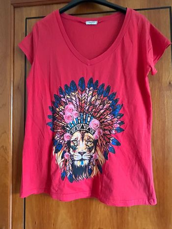 T-shirt rouge il V lion indien Aroma