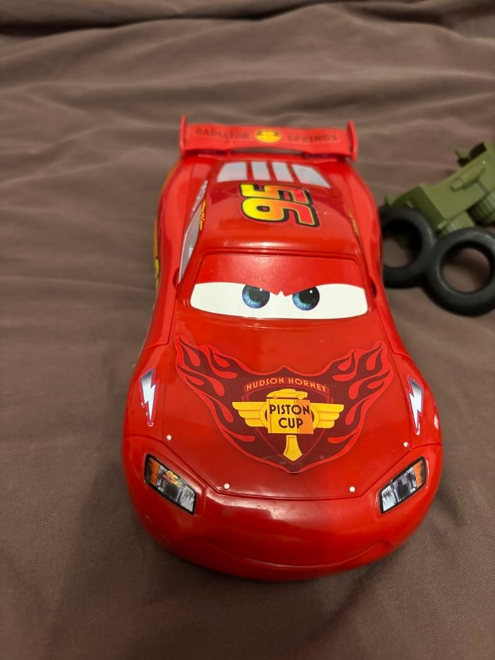 Voiture Disney Flash Mcqueen et ses accessoires