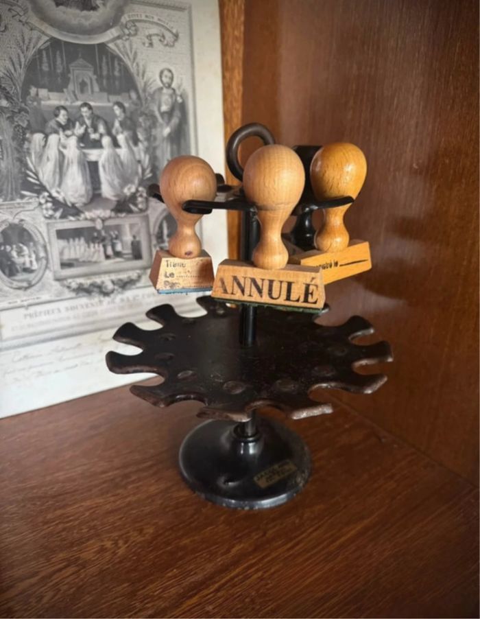 Porte-tampons ancien avec 7 tampons bois – métal noir – Jacquard Genève - photo numéro 3