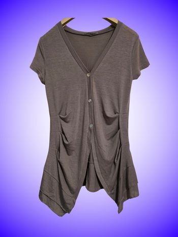 Gilet/Top Boutonné B&K Style – Coupe Asymétrique Longue – Plissé et Drapé – Gris Taupe – Taille 3 – Très Bon État