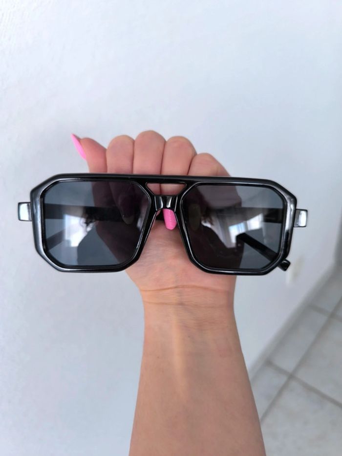 Lunette de soleil , noir, femme , neuve