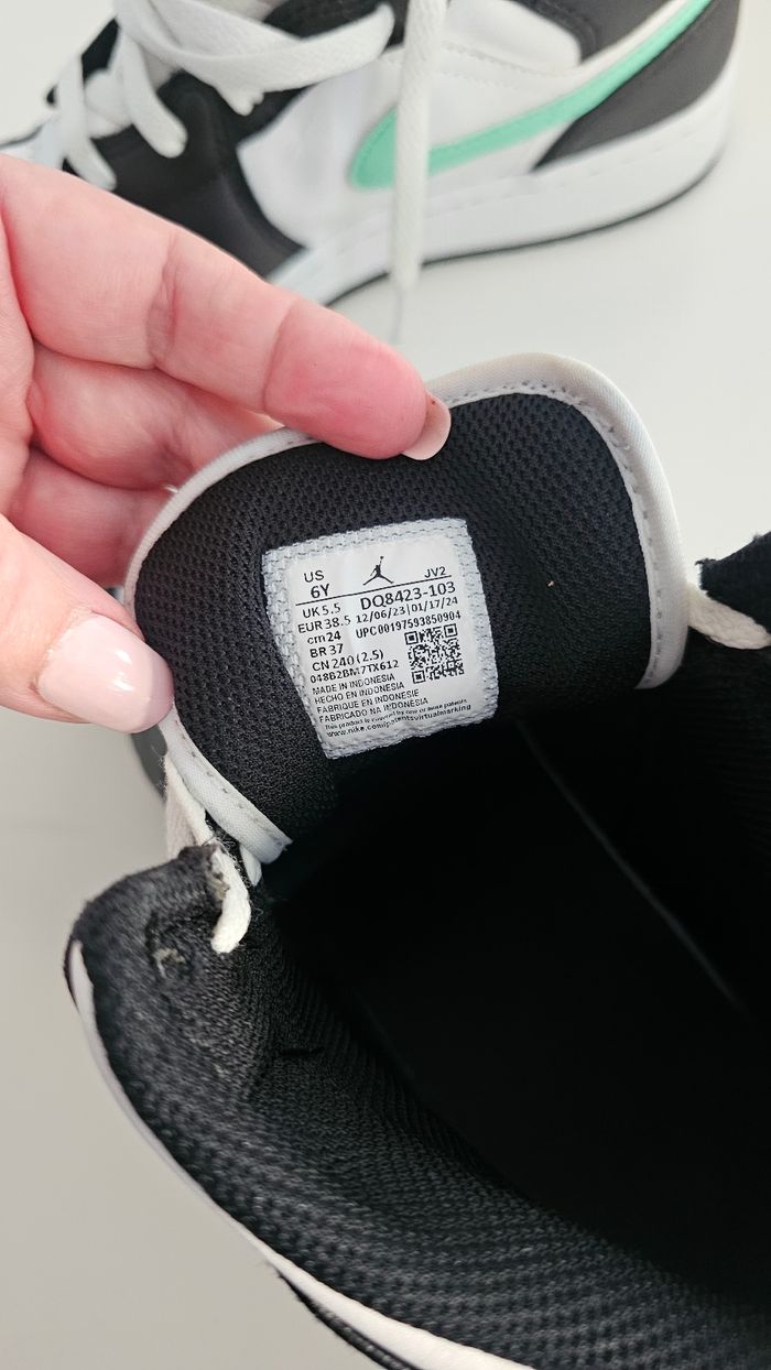 Air Jordan 1 Mid taille 38,5 
Blanc/Vert Lueur/Noir - photo numéro 2